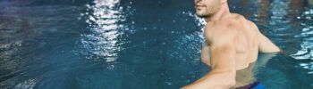 Esercizi di idrokinesiterapia in acqua per la riabilitazione